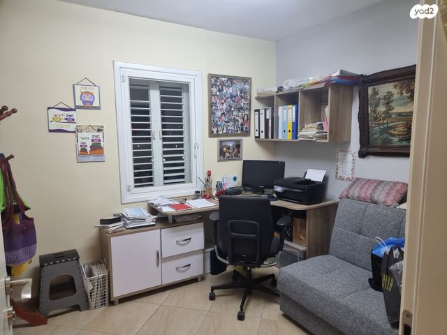 דירה, לאה גולדברג, קרית אליעזר פרי, פתח תקווה