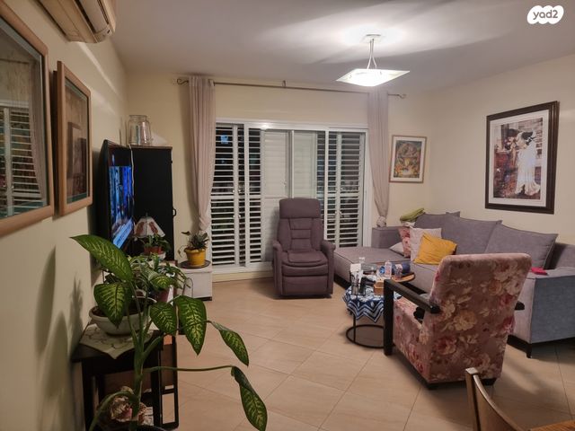 דירה, לאה גולדברג, קרית אליעזר פרי, פתח תקווה