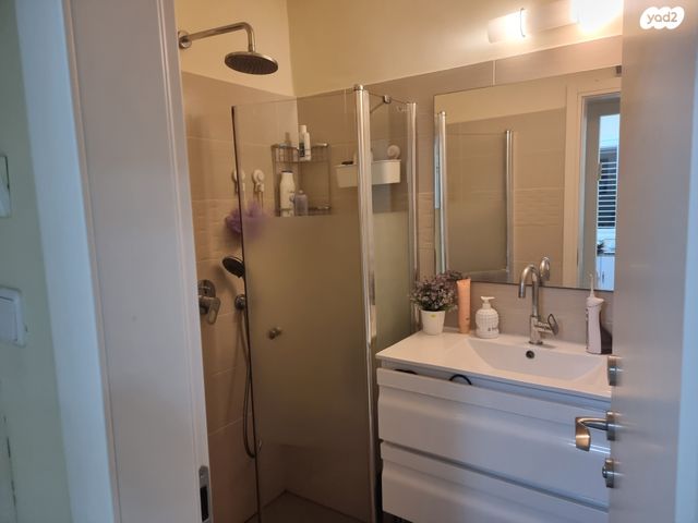 דירה, לאה גולדברג, קרית אליעזר פרי, פתח תקווה