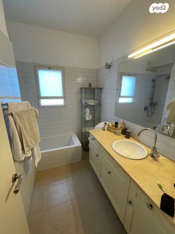 דירה, האחים טרבס 13, רחובות