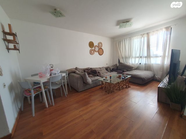 דירה, עבדת, רמת השרון