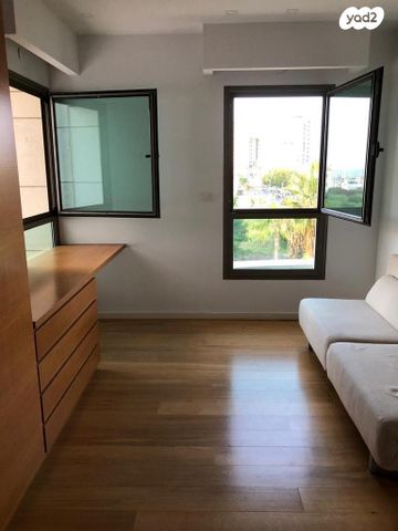 דירה, הרצליה