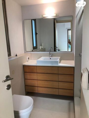 דירה, הרצליה