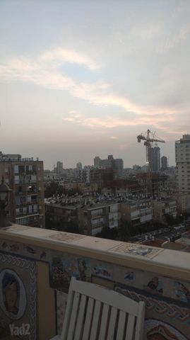 השלושה 