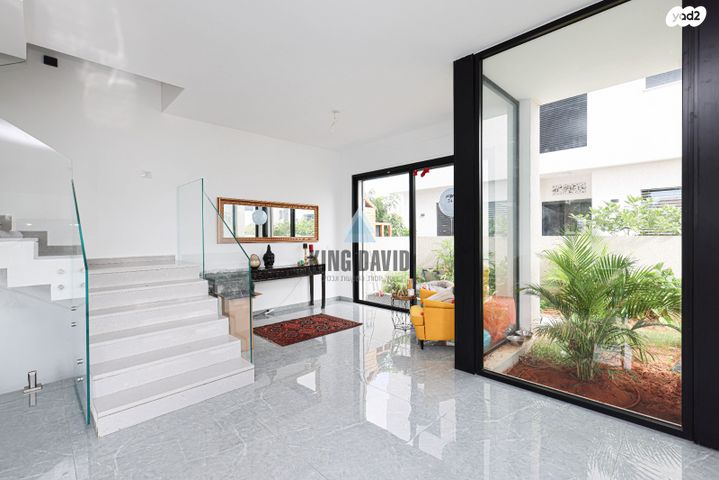 דו משפחתי, אהבת אדם, שרונה, כפר יונה