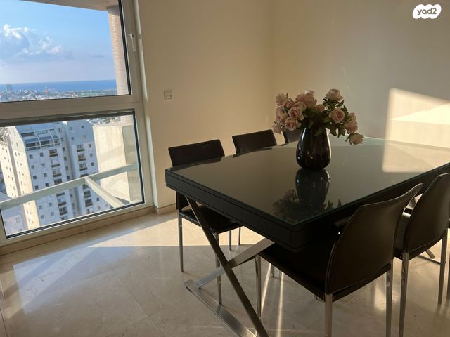 דירה, ניסים אלוני, צמרות איילון, פארק צמרת, תל אביב יפו