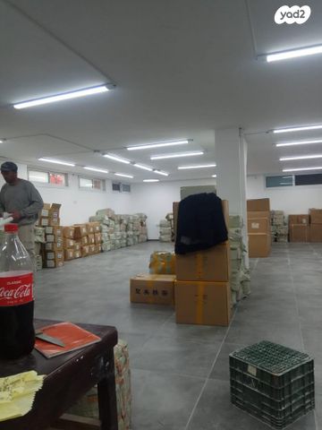 מחסן, המעפילים, למפרט, כפר סבא