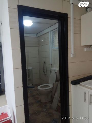 מחסן, המעפילים, למפרט, כפר סבא