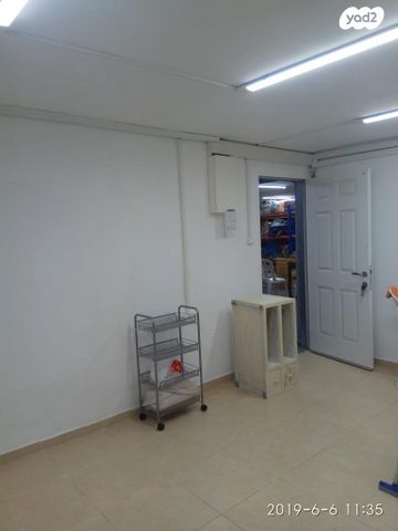 מחסן, המעפילים, למפרט, כפר סבא