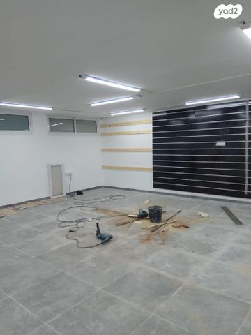 מחסן, המעפילים, למפרט, כפר סבא