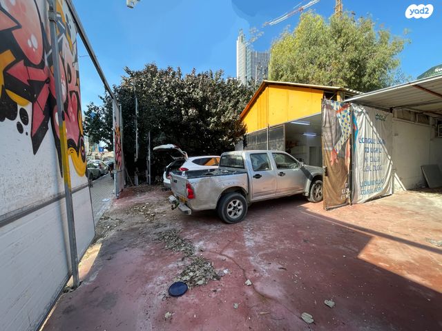 מבני תעשיה, חומה ומגדל, תל אביב יפו