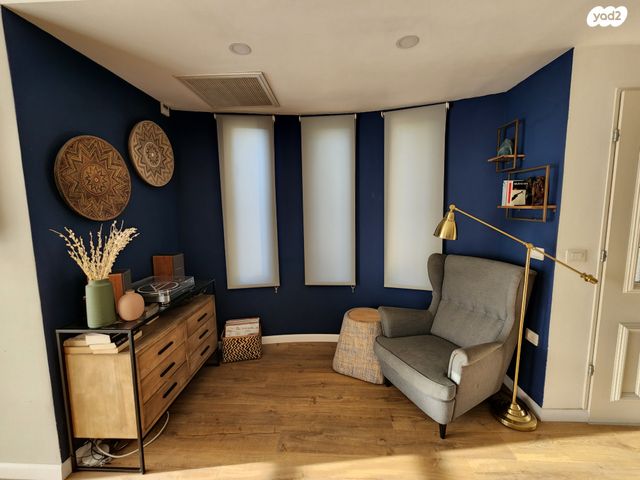 דו משפחתי, תל מונד