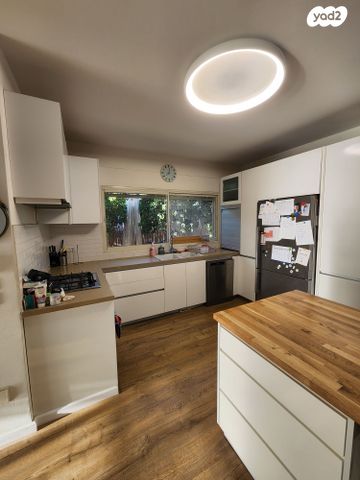 דו משפחתי, תל מונד