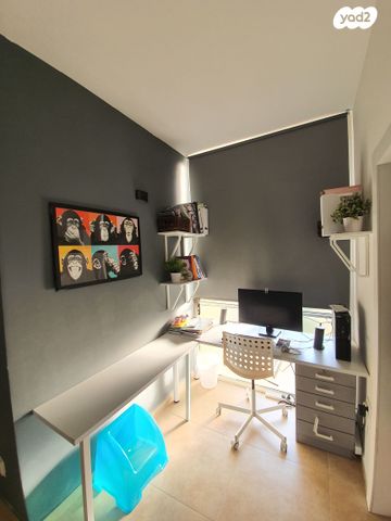 דו משפחתי, תל מונד