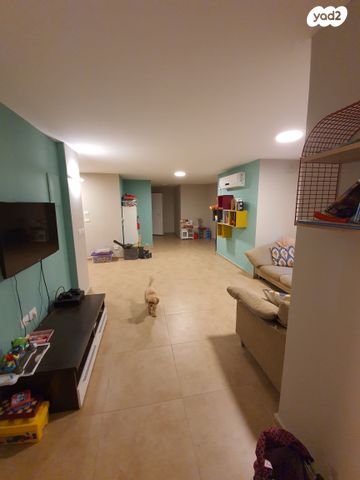 דו משפחתי, תל מונד