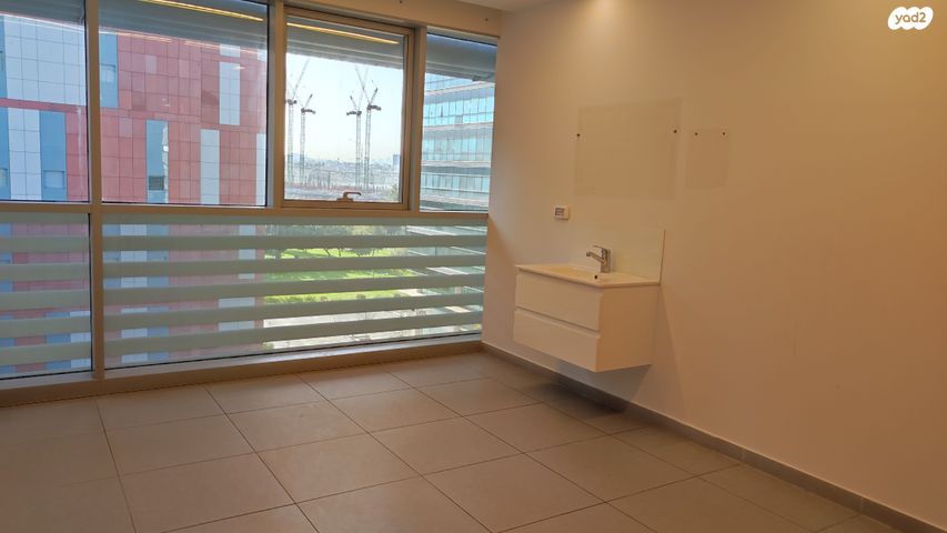 קליניקות, הברזל, תל אביב יפו