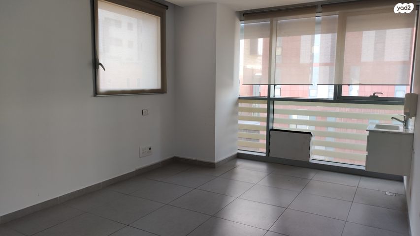 קליניקות, הברזל, תל אביב יפו