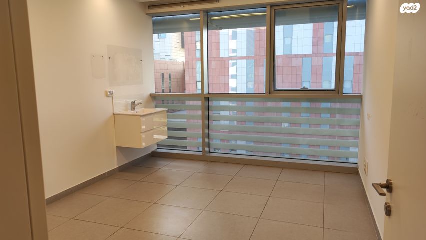 קליניקות, הברזל, תל אביב יפו