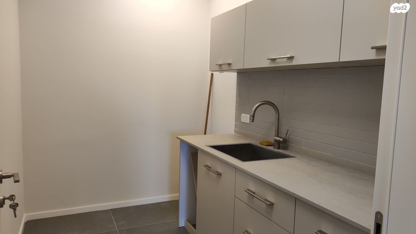 קליניקות, הברזל, תל אביב יפו