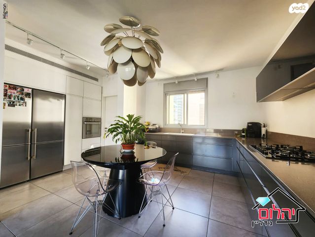 דירה, הזמר העברי, כפר סבא