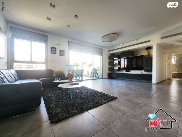 דירה, הזמר העברי, כפר סבא