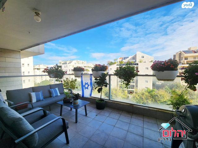 דירה, הזמר העברי, כפר סבא