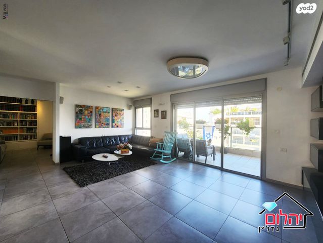 דירה, הזמר העברי, כפר סבא