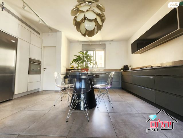 דירה, הזמר העברי, כפר סבא