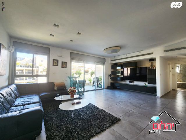 דירה, הזמר העברי, כפר סבא