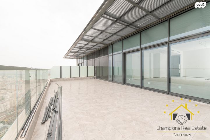 גג/ פנטהאוז, אמנון ליפקין שחק, נוף הטיילת, נתניה