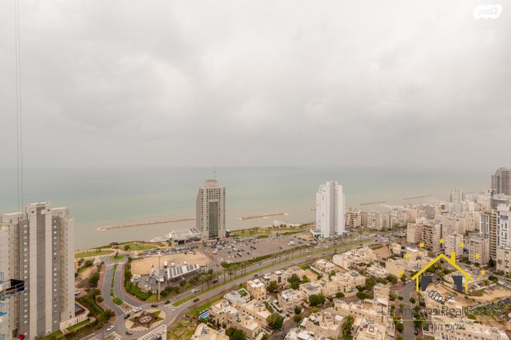 גג/ פנטהאוז, אמנון ליפקין שחק, נוף הטיילת, נתניה