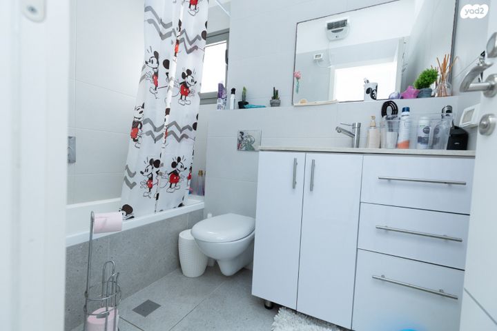 דירה, נחמה הנדל, הזמר העברי, כפר סבא