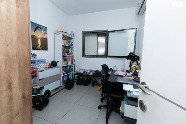 דירה, נחמה הנדל, הזמר העברי, כפר סבא