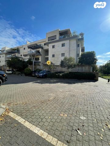 דירה, נחמה הנדל, הזמר העברי, כפר סבא