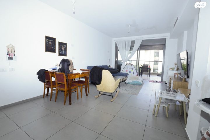 דירה, נחמה הנדל, הזמר העברי, כפר סבא