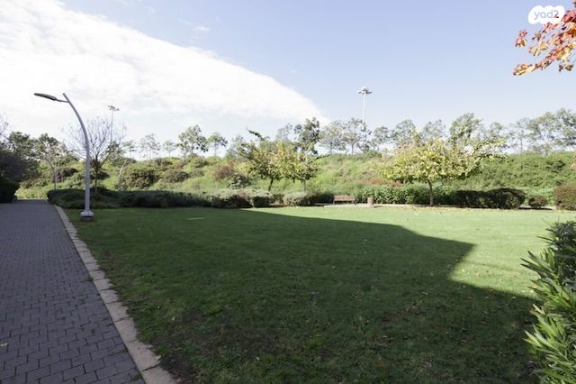 דירה, נחמה הנדל, הזמר העברי, כפר סבא