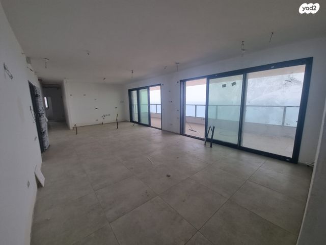 דירה, נעמי שמר, בת ים