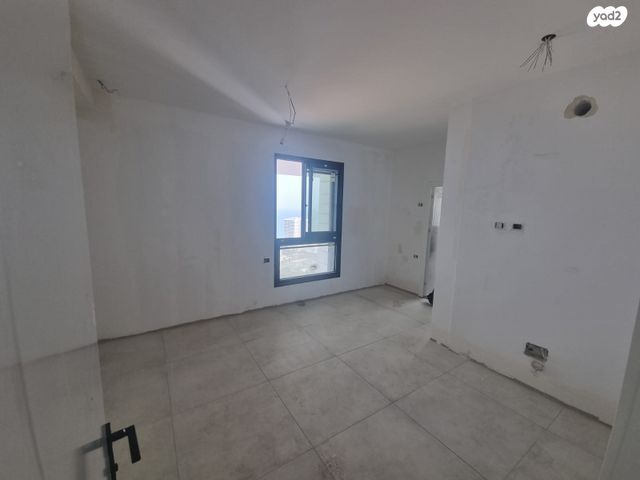 דירה, נעמי שמר, בת ים