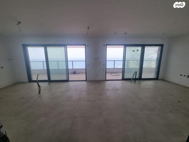 דירה, נעמי שמר, בת ים