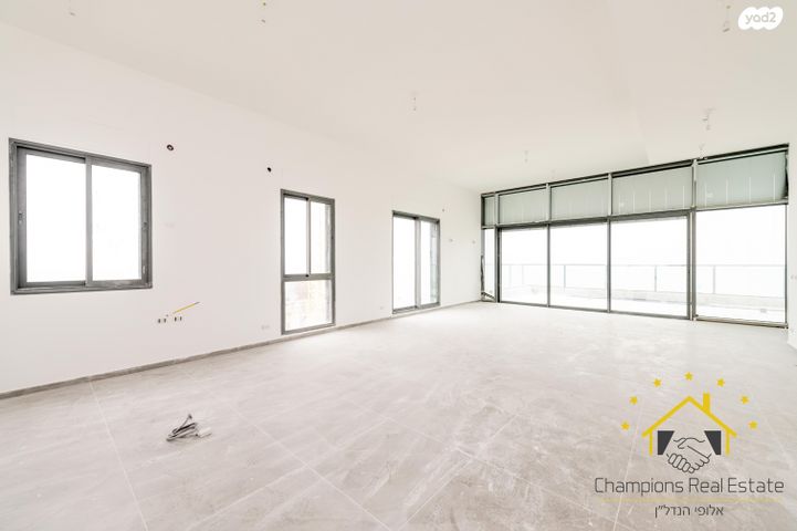 גג/ פנטהאוז, אמנון ליפקין שחק, נוף הטיילת, נתניה