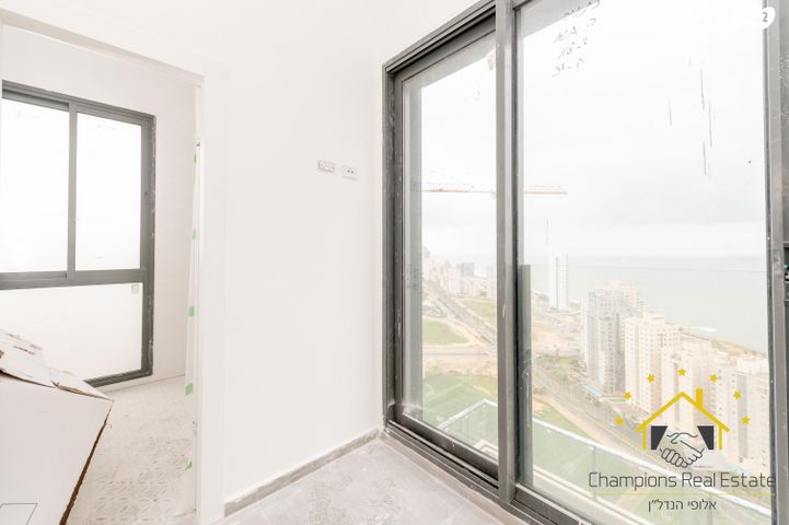 גג/ פנטהאוז, אמנון ליפקין שחק, נוף הטיילת, נתניה