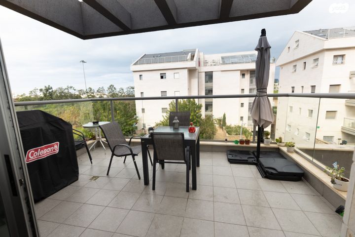 דירה, נחמה הנדל, הזמר העברי, כפר סבא