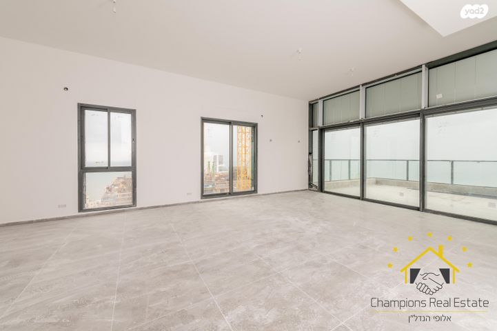 גג/ פנטהאוז, אמנון ליפקין שחק, נוף הטיילת, נתניה