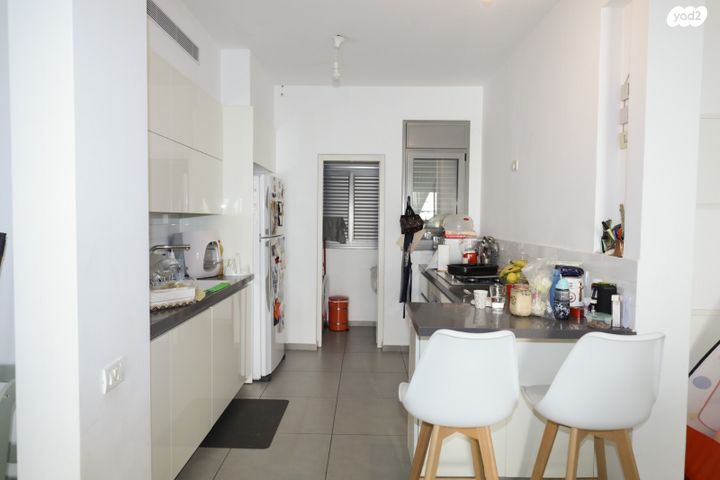 דירה, נחמה הנדל, הזמר העברי, כפר סבא