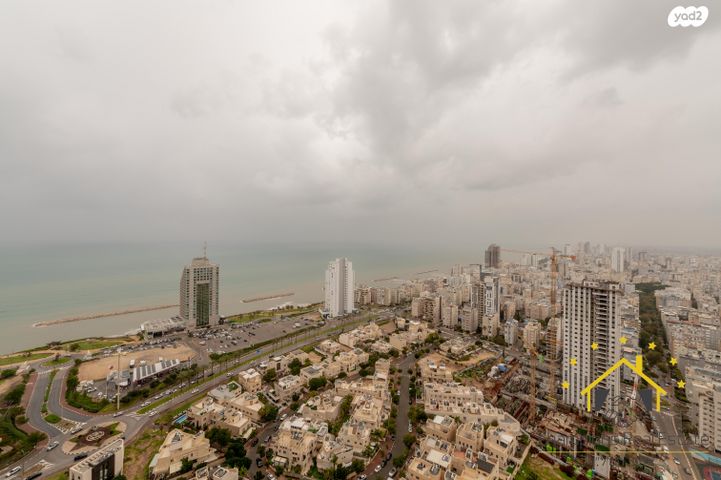 גג/ פנטהאוז, אמנון ליפקין שחק, נוף הטיילת, נתניה