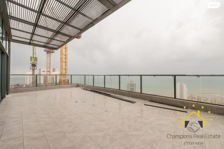 גג/ פנטהאוז, אמנון ליפקין שחק, נוף הטיילת, נתניה