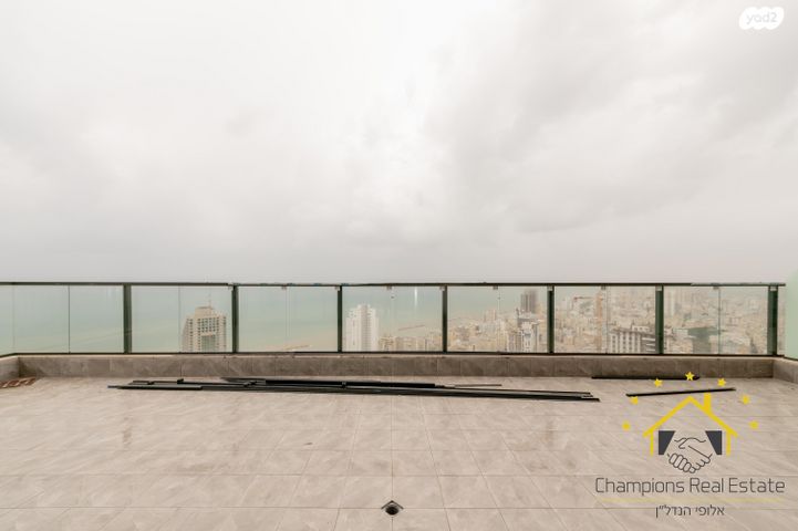 גג/ פנטהאוז, אמנון ליפקין שחק, נוף הטיילת, נתניה