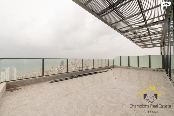 גג/ פנטהאוז, אמנון ליפקין שחק, נוף הטיילת, נתניה