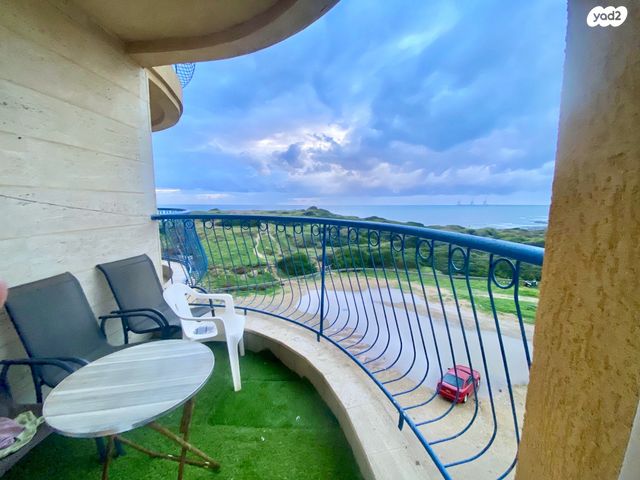 דירה, שדרות מנחם בגין 2, גבעת אולגה, חדרה