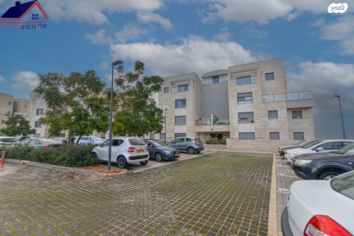 דירת גן, שוהם 70, אבני חן, חריש